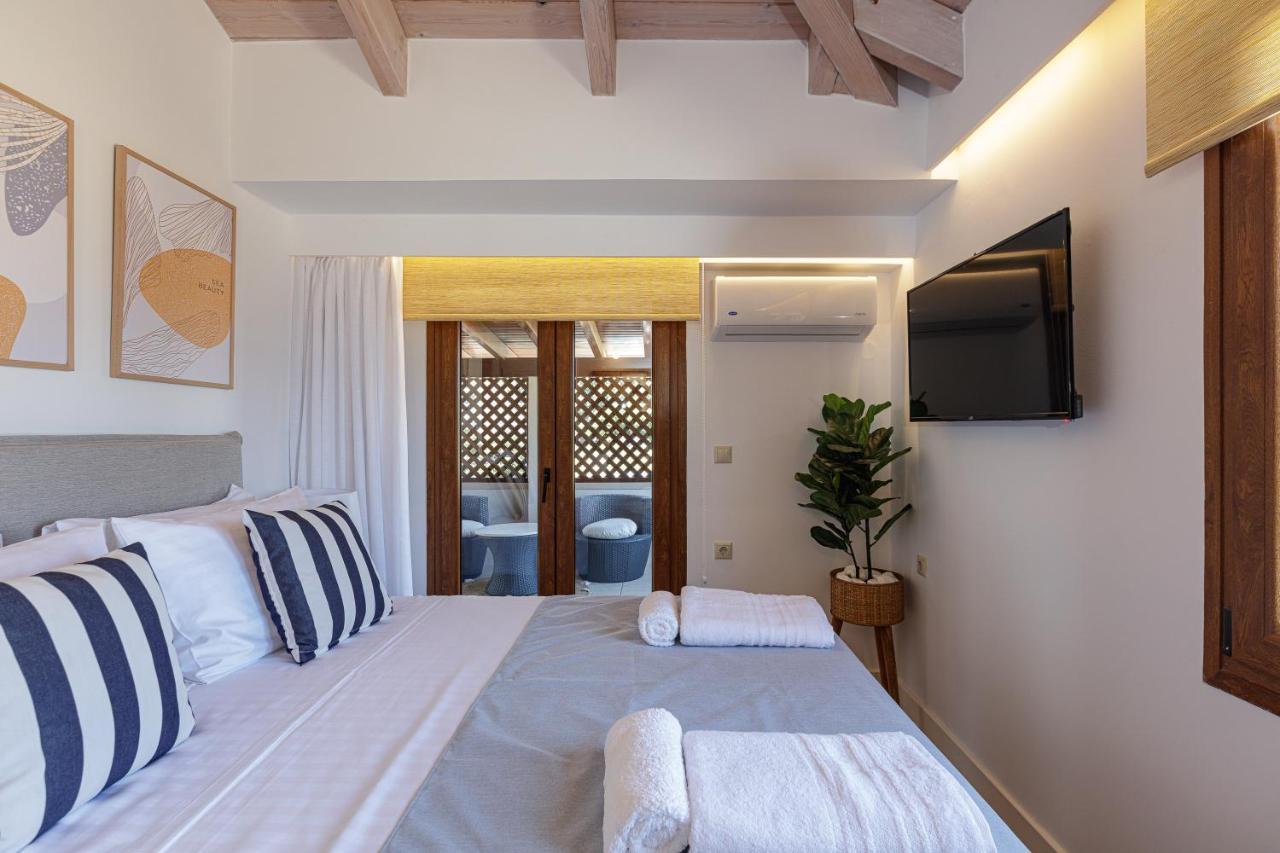Villa Seashell -Wonderful Newly Renovated Villa On The Beach Galatas  Exterior photo