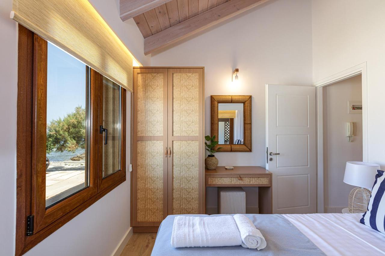 Villa Seashell -Wonderful Newly Renovated Villa On The Beach Galatas  Exterior photo