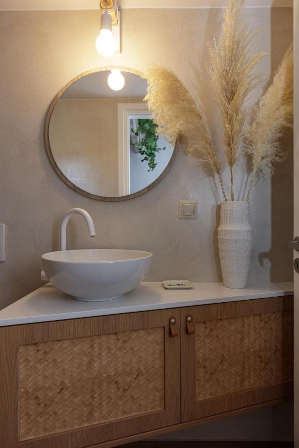 Villa Seashell -Wonderful Newly Renovated Villa On The Beach Galatas  Exterior photo